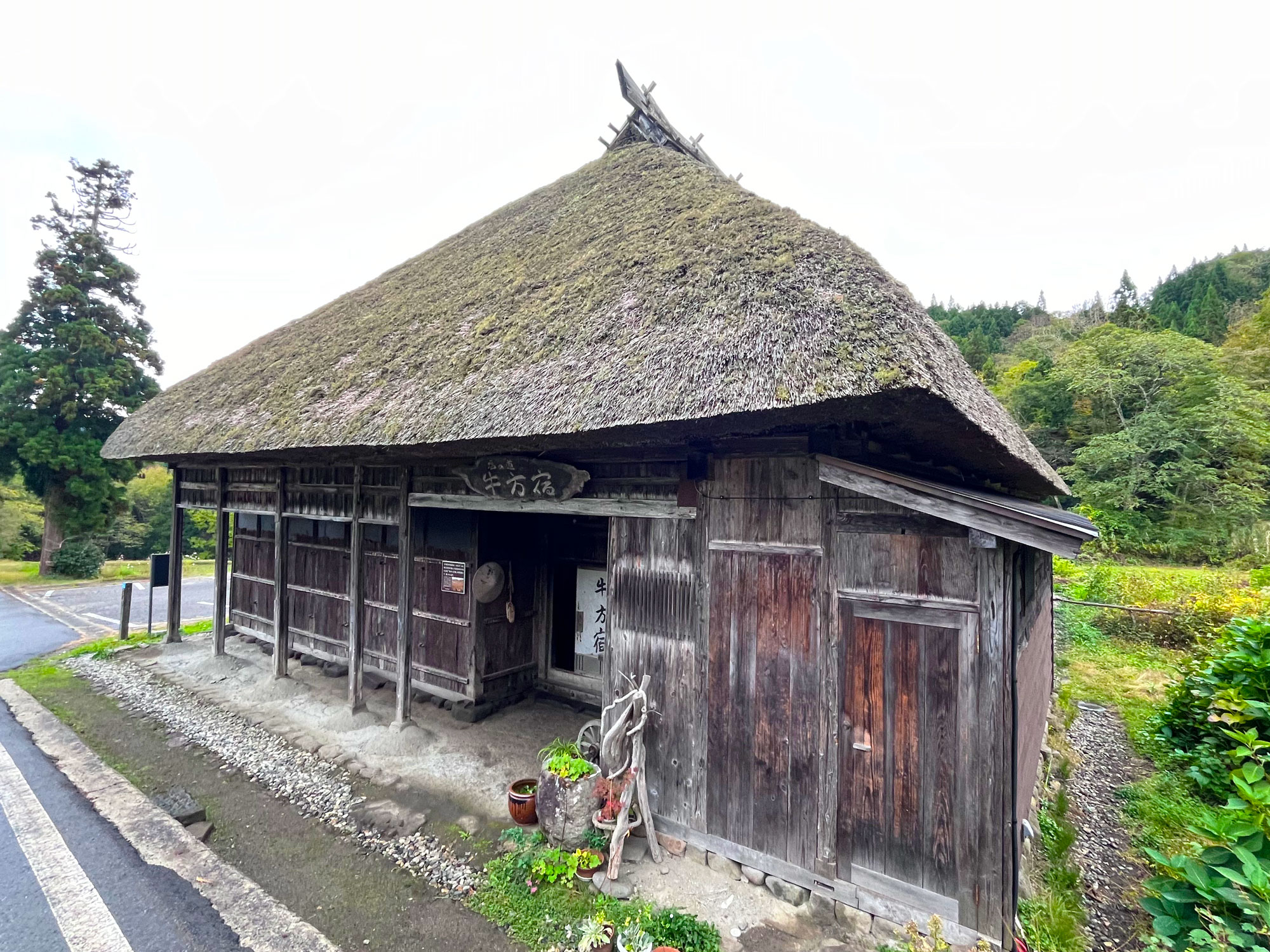 6_Self-guided-salt-road-nagano-otari-ushikatayado-historical-landmark-thatched-inn.jpg