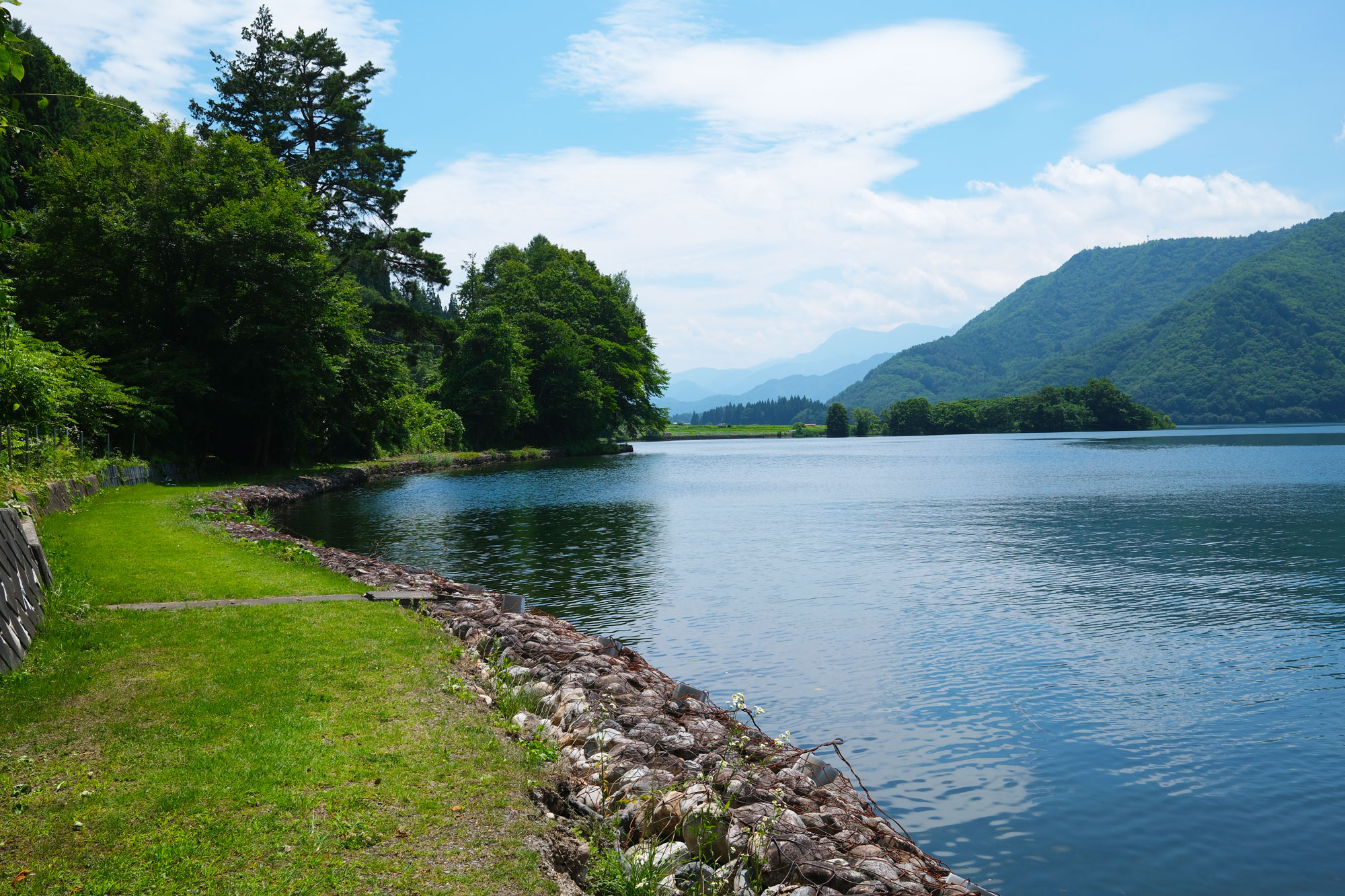 8_Self-guided-salt-road-nagano-kizakiko-lake-shoreline.jpg
