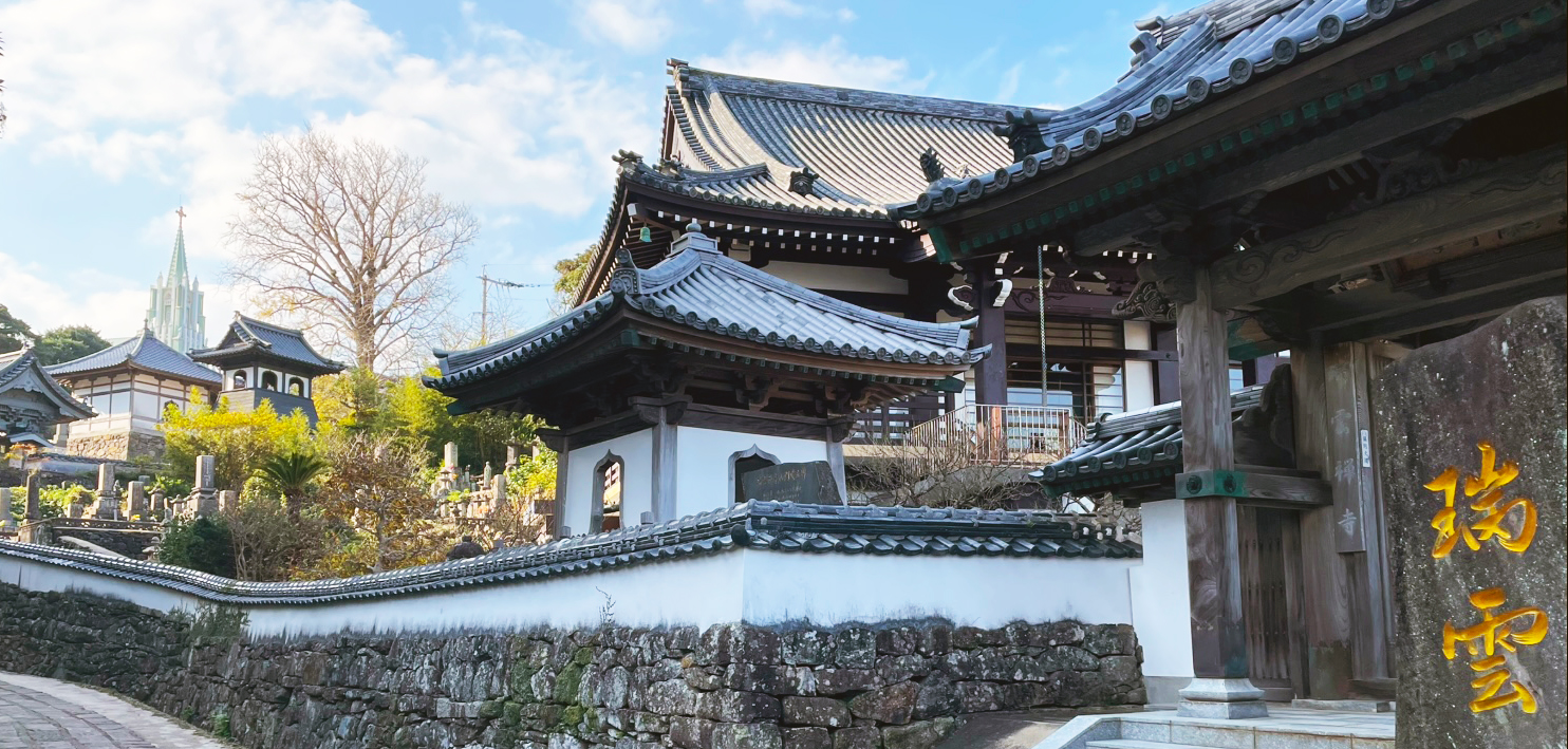 1_Hirado_temple_and_churchbanner.jpg