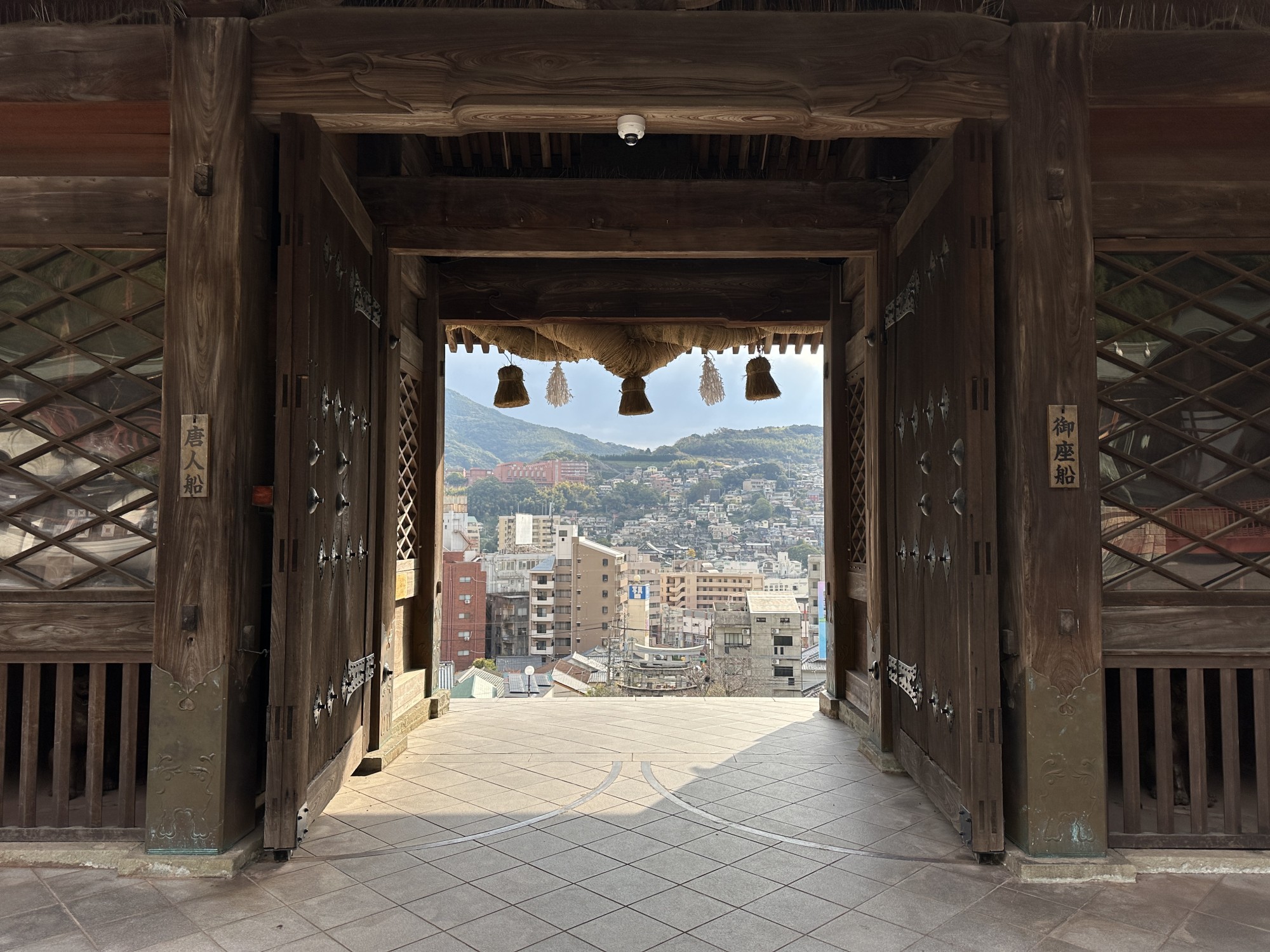 32_SN_View_from_the_Daimon_gate_of_Suwa_Shrine.jpg