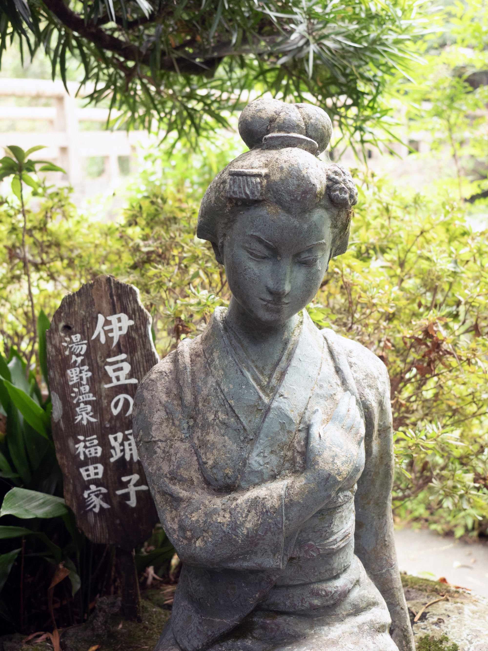 Self-guided_Izu_Wayfarer_Statue_of_Izu_Dancer_at_Kawazu.jpg